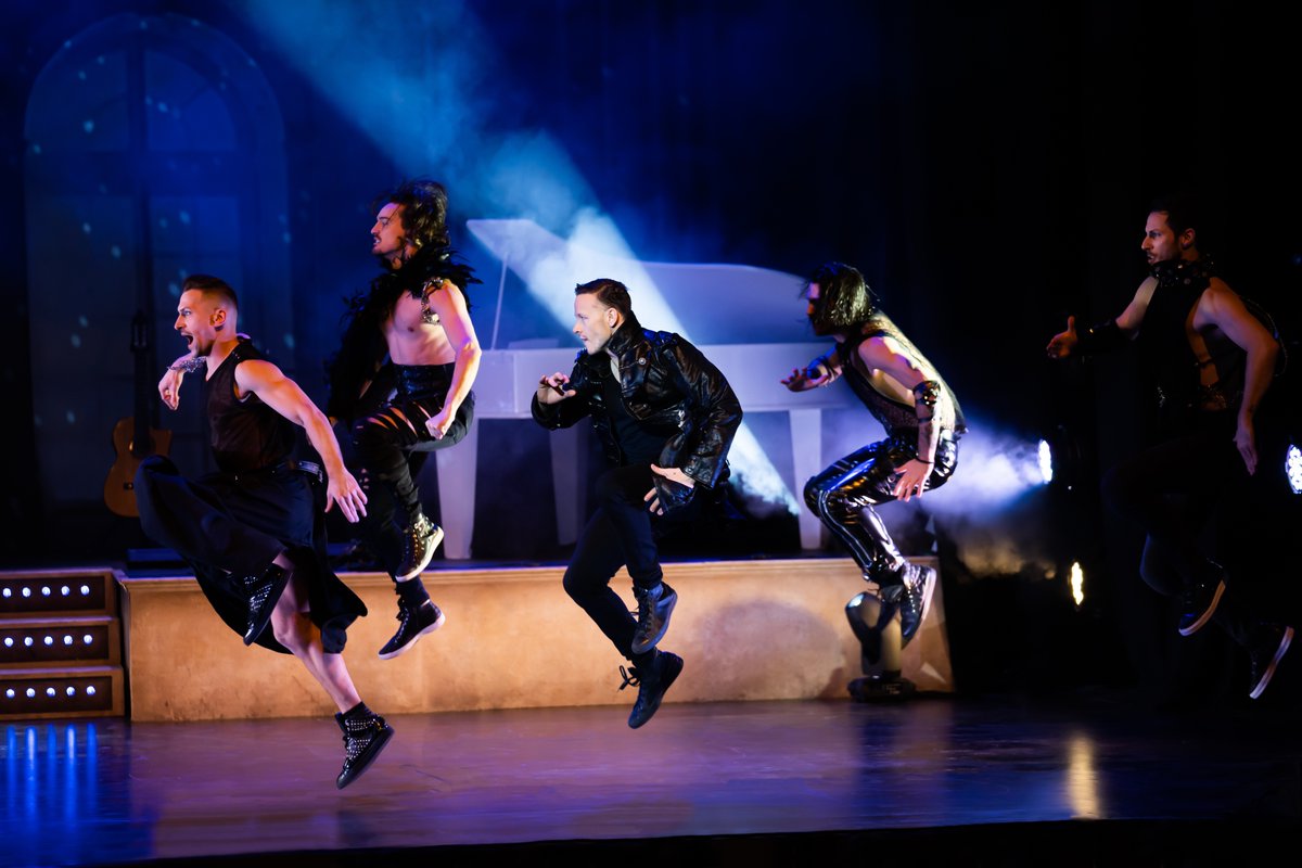 TRPhotography1's tweet photo. Zeal. @keviclifton, Arduino Bertoncello, Alberto Faccio, Giorgio Iori, Stefano Vidoni, Harijs Locs, Matteo Lumetta in Burn The Floor.
@STheatreCo @OfficialBTF 
#flashback #dance #photography #burnthefloorofficial #liveperformance #strictlytheatreco https://t.co/XYDBv5C75F