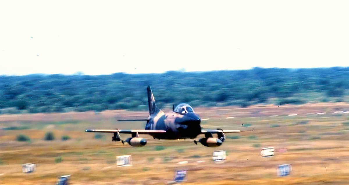 avioesFAP_hist's tweet photo. Extreme low level flying by a FIAT G 91 R/3 from 301 squadron at the Alcochete Firing Range in 1990 (📷 José Arrais) #avgeek #fighterpilot #301squadron #fiatg91 #lowlevelflying #prtairforce #fighterjet #airforce #forcaaereaportuguesa #301squadron https://t.co/WqLurQt9UF