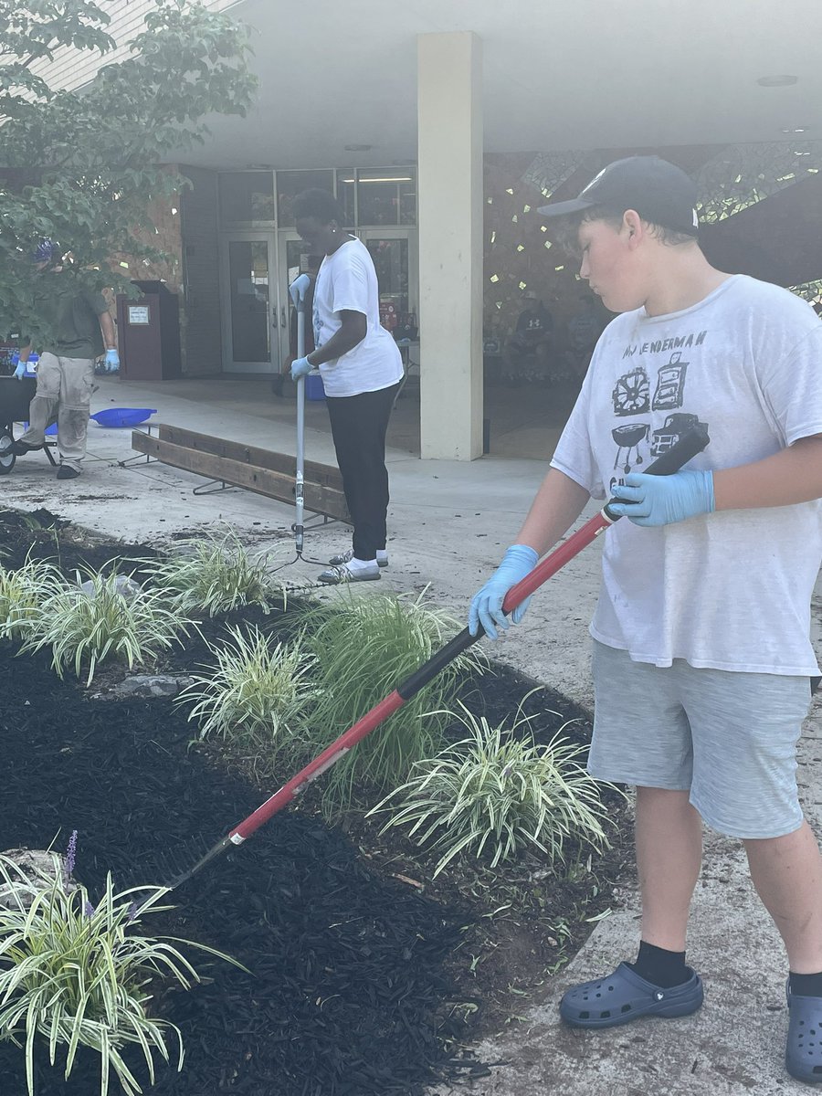 carriewb99's tweet photo. A big thanks to the AHS JV O-line for all their HARD WORK today at Hall Fletcher during the ACS Beautification Project! @AHSCougarsFB #TheACSWay https://t.co/6ChWZsvKJy