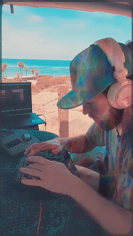 🗣️say yeah 👉 beats by the beach.

Been playing this one out a live sets for some time now, wanted to share this flip with you and this view 🙌

It’s really fun playing a beat machine like this on a massive speaker system. The power of those 808s and s… instagr.am/reel/Cg7Bgqrsl…