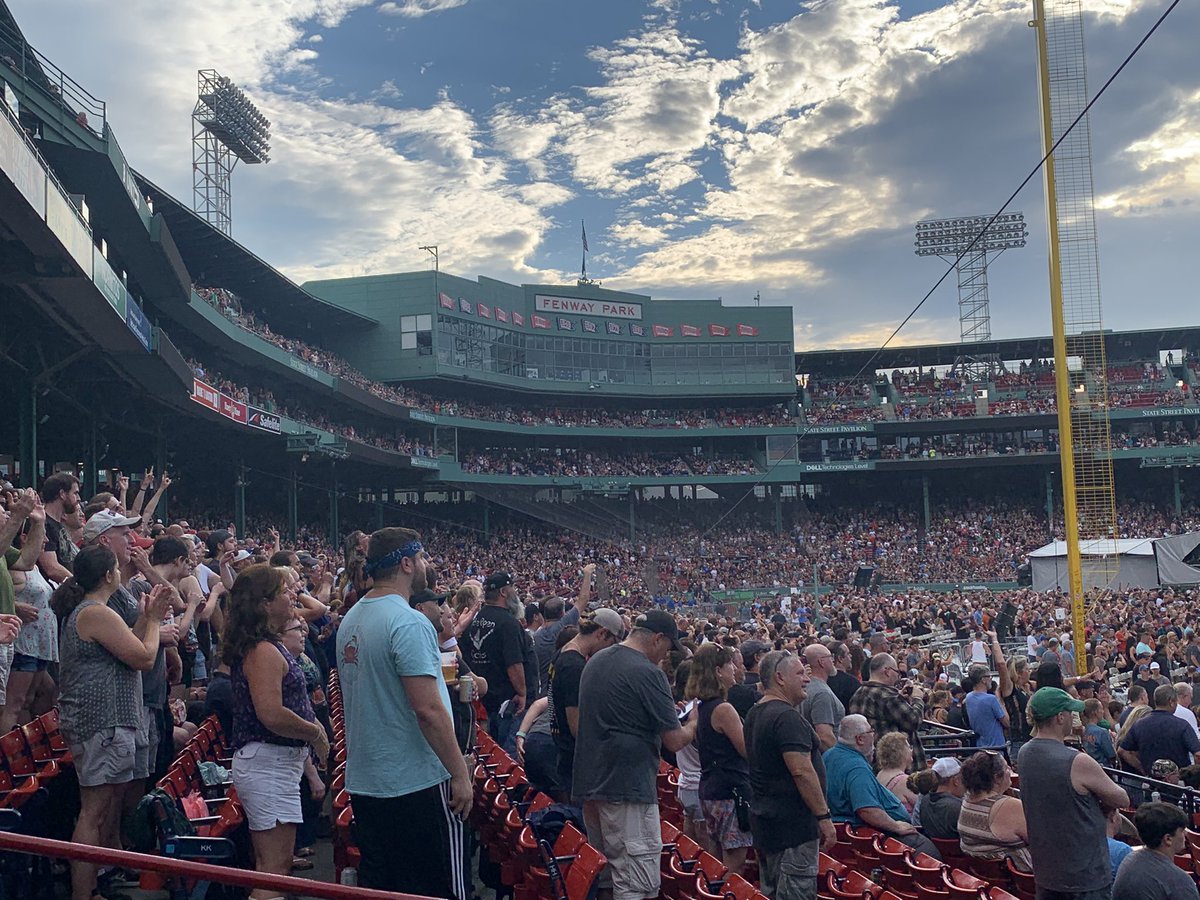 Scotty_Ballgame's tweet photo. It was an epic event and I'm so glad I went. Felt like I was back in the 80s, if for just one night at The Stadium Tour. Thanks @joanjett, @Poison, @DefLeppard &amp; @MotleyCrue! So good to hang with my @BHSClassof1989 bud Cabo too. Keep rockin'!! 🤟 https://t.co/UyYkreYdOA