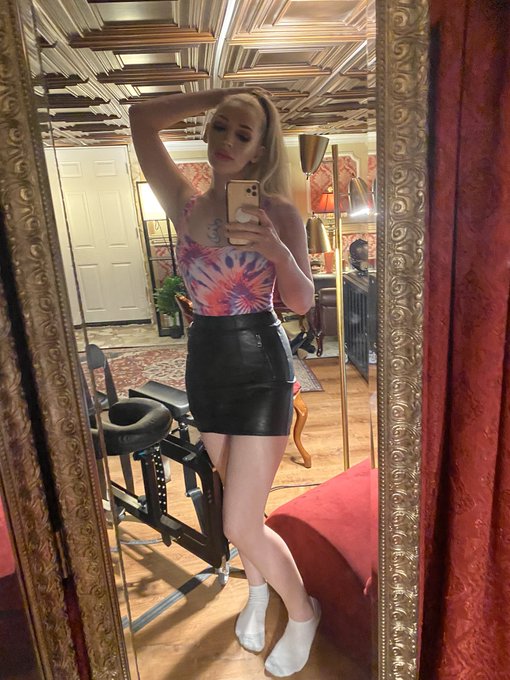 Seattle Dominatrix Ruby Enraylls - Would you let me ✨bully✨ you? https://t.co/5I1WoYzBr4