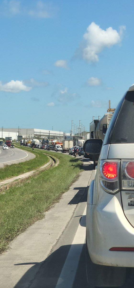 transitorec_'s tweet photo. BR101 sul, sentido praias, tudo parado. Acidente com carreta após a VIPAL/Dafonte Pneus. #transitorecife @PRF191AM https://t.co/H3z9D6K9ja