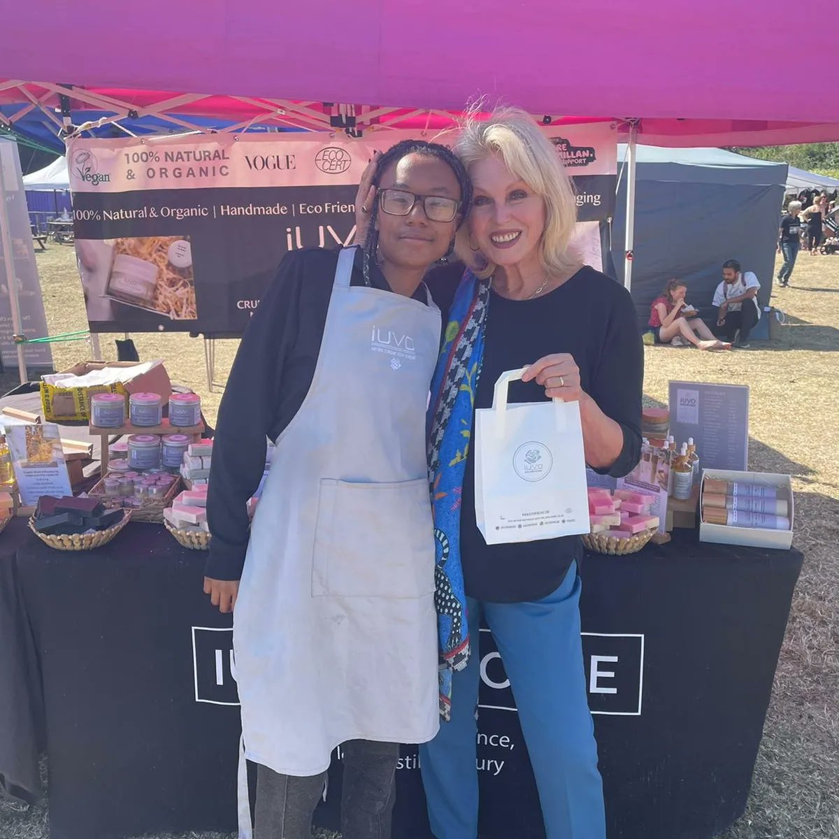 We were so excited to meet #damejoannalumley today in #evesham and she LOVED our products she walked away with one of our #bestselling face and body oils #absolutelyfabulous 

iuvoskincare.com/products/roseh…