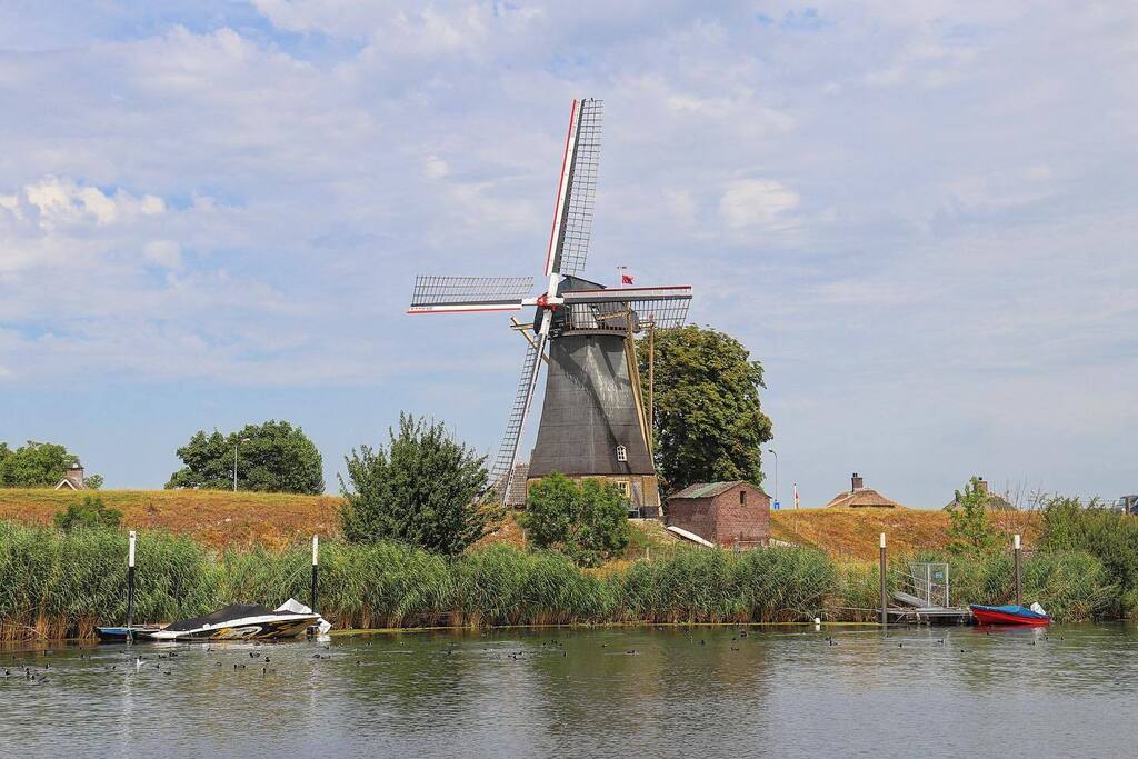 JanJGorter's tweet photo. Korenmolen Gebr. Remmerde #nederhemert https://t.co/NAzDPTLGsj https://t.co/ufKLEQ6BcJ