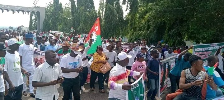 ObuteIfeanyi's tweet photo. Lafia, Nasarawa State, #shutdown for Mr. Peter Obi, the #incoming... Yet, one clown from Edo State claimed that Peter Obi's supporters are 4 noisy individuals in a room. #OBIdientFamily, I'm not seeing just 4 individuals here ooh. @ObiSupport @NgLabour @itzz_blitz1 https://t.co/jfhYjKLoSQ
