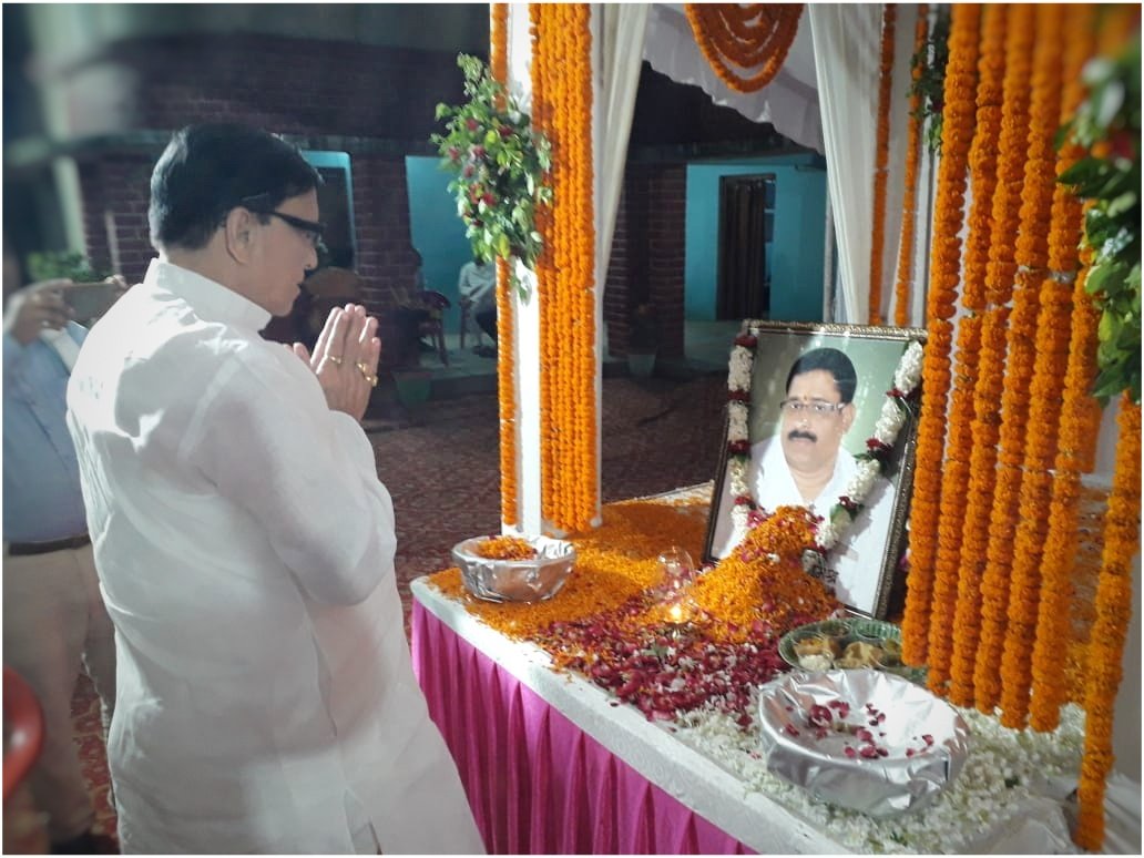 कुल्हनामऊ निवासी स्व० नरेंद्र प्रताप मिश्र जी के तेरहवीं कार्यक्रम में सम्मिलित हुआ, ईश्वर से आत्मिक शान्ति की कामना करते हुए नम आंखों से भावभीनी विनम्र श्रद्धांजलि अर्पित किया ।
#dinesh_tandon #jaunpur #जॉनपुर #jaunpurcity #jaunpuriya