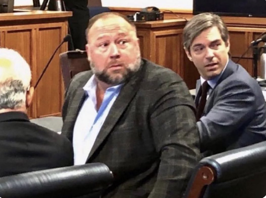 sopranos_vibes's tweet photo. When you’re making fun of Ginnie Sacc’s fat ass and you hear John walk in the room https://t.co/ekdIAJohLA