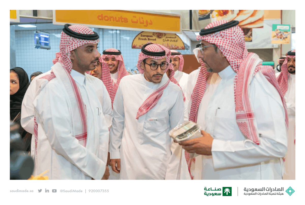 SaudiMade's tweet photo. معالي وزير الصناعة والثروة المعدنية رئيس مجلس إدارة ⁧#الصادرات_السعودية⁩ أ. بندر الخريف ⁦@BAlkhorayef⁩ يزور "أسواق التميمي ⁦@tamimimarkets⁩"، أحد أكبر متاجر التجزئة في المملكة، والداعمة للمنتج الوطني.
 
⁧#منتجاتنا_على_الرفوف⁩
⁧#صنع_في_السعودية https://t.co/mHzROi5oDI