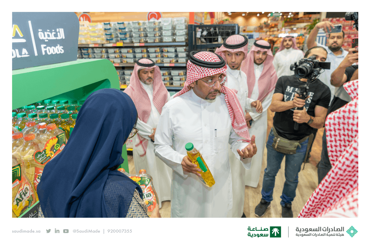 SaudiMade's tweet photo. معالي وزير الصناعة والثروة المعدنية رئيس مجلس إدارة ⁧#الصادرات_السعودية⁩ أ. بندر الخريف ⁦@BAlkhorayef⁩ يزور "أسواق التميمي ⁦@tamimimarkets⁩"، أحد أكبر متاجر التجزئة في المملكة، والداعمة للمنتج الوطني.
 
⁧#منتجاتنا_على_الرفوف⁩
⁧#صنع_في_السعودية https://t.co/mHzROi5oDI