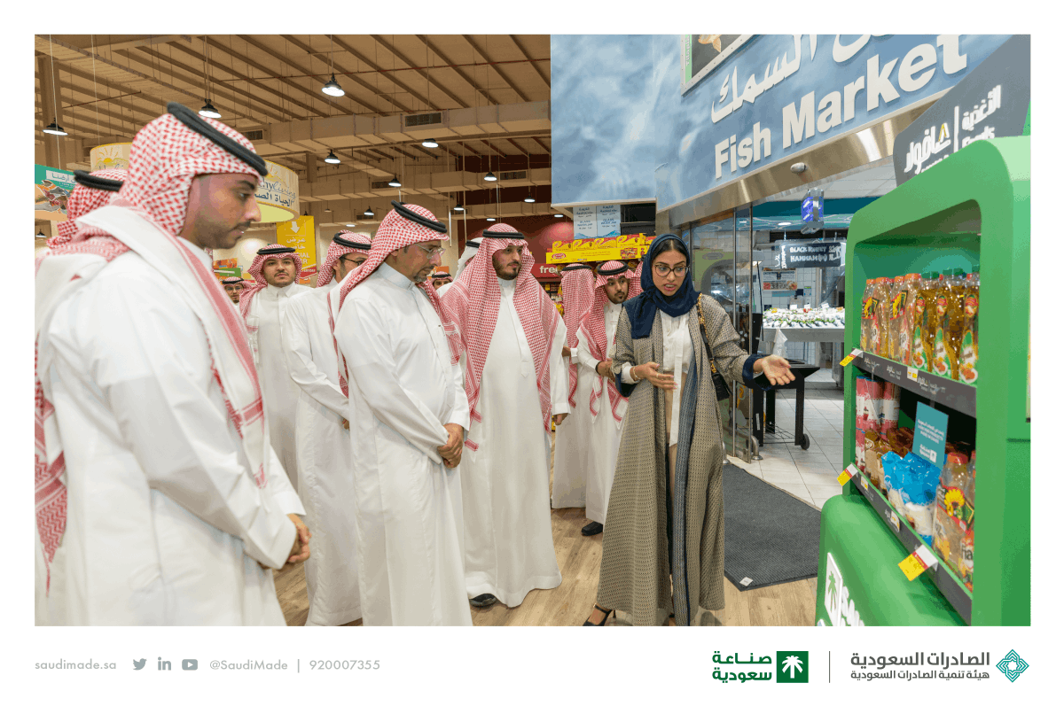 SaudiMade's tweet photo. معالي وزير الصناعة والثروة المعدنية رئيس مجلس إدارة ⁧#الصادرات_السعودية⁩ أ. بندر الخريف ⁦@BAlkhorayef⁩ يزور "أسواق التميمي ⁦@tamimimarkets⁩"، أحد أكبر متاجر التجزئة في المملكة، والداعمة للمنتج الوطني.
 
⁧#منتجاتنا_على_الرفوف⁩
⁧#صنع_في_السعودية https://t.co/mHzROi5oDI