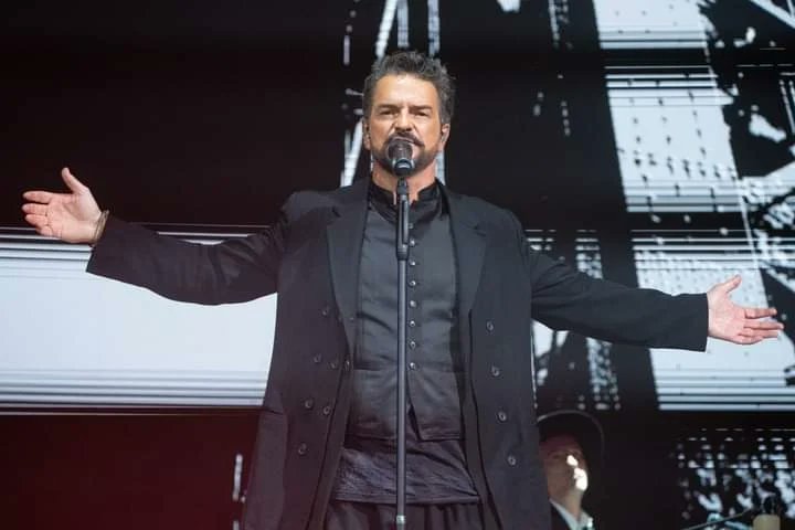 DixitFederacion's tweet photo. ❤ RICARDO ARJONA DESLUMBRÓ CON SU SHOW EN BUENOS AIRES
Y un día volvió. El cantante guatemalteco realizó la primera de sus presentaciones en el Movistar Arena, en el marco de su tour “Blanco y Negro” 

@Ricardo_Arjona #arjonablancoynegro #ricardoarjonaconcert #movistararena https://t.co/aGWqeCD5nT
