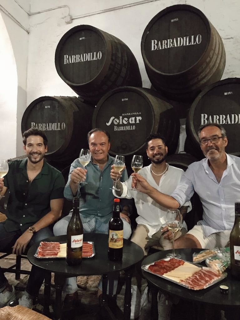 barbadillo's tweet photo. Esto es puro flow 🔥 Carlos Torres y @kinokmusic, Charlie Flow y Axel, en la serie de moda La Reina Del Flow @NetflixES han conocido hoy nuestras bodegas 💫 gracias por vuestra simpatía ¡os esperamos de vuelta! 🖤 #charlieflow #lareinadelflow https://t.co/JdwhRCQEiY