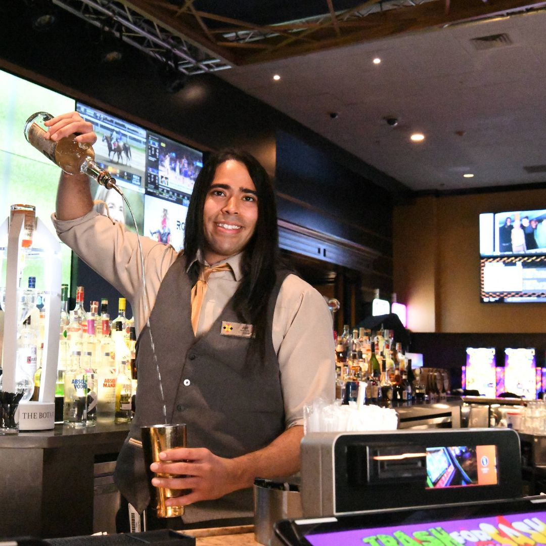 SeminoleClassic's tweet photo. Stage Bar 💃 a place where you can enjoy the best food, live entertainment, prime sports viewing and live table games. 
#seminolecasinos #classiccasino #sportsbar #stagebar #playandfun #livemusic https://t.co/YAjPAAI911