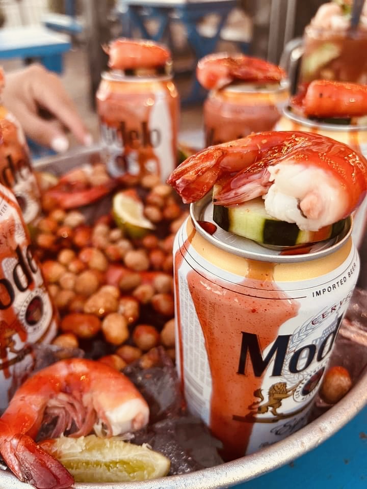 It’s the freakin’ weekend, let’s have some fun! 🦐🍻

#shucksdallas 

📸: Alma Delia Martinez