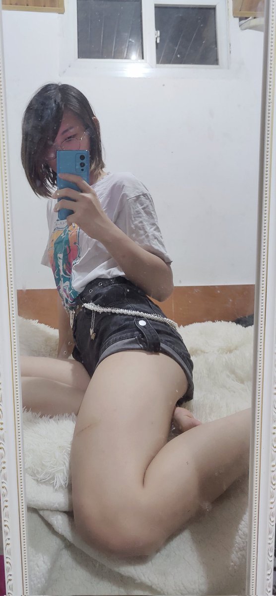 元子的艺术生朋友照着样子画了一张相
好开心！元子钻到二次元里了ww