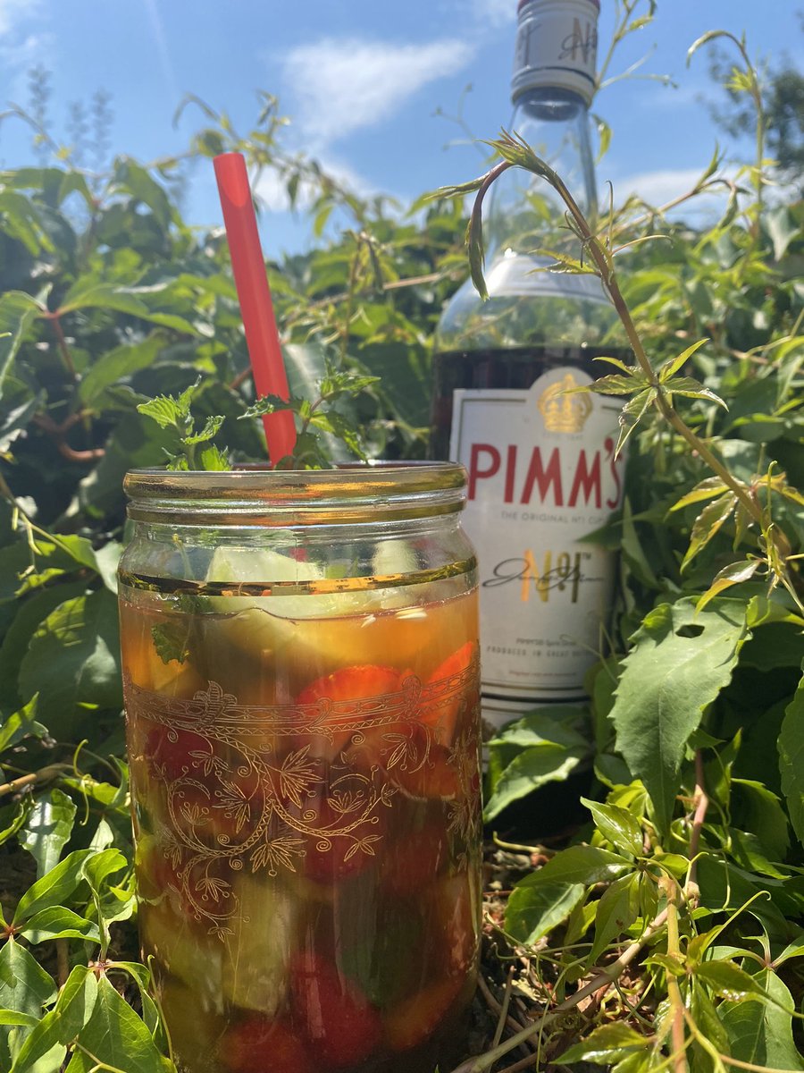 jmenopetra's tweet photo. večeře a drink regat a wimbledonů
#pimmstime https://t.co/ZjJnDO429i