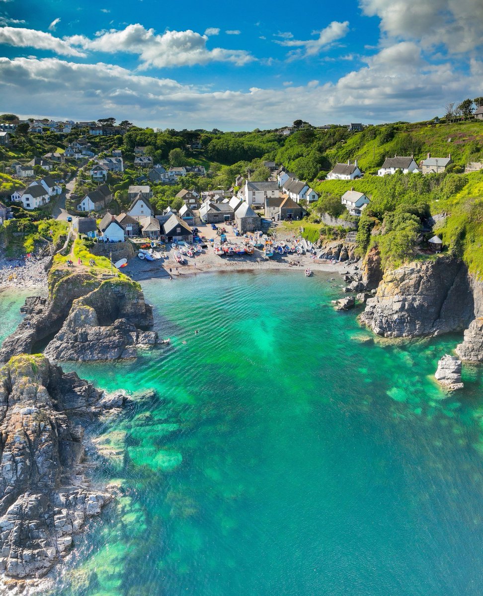 #Cadgwith is one of those places to visit time and time again!
 Could you live in a sleepy Cornish village?⁠

Photo by <a href="/WalkingCornwall/">Walking Cornwall</a>