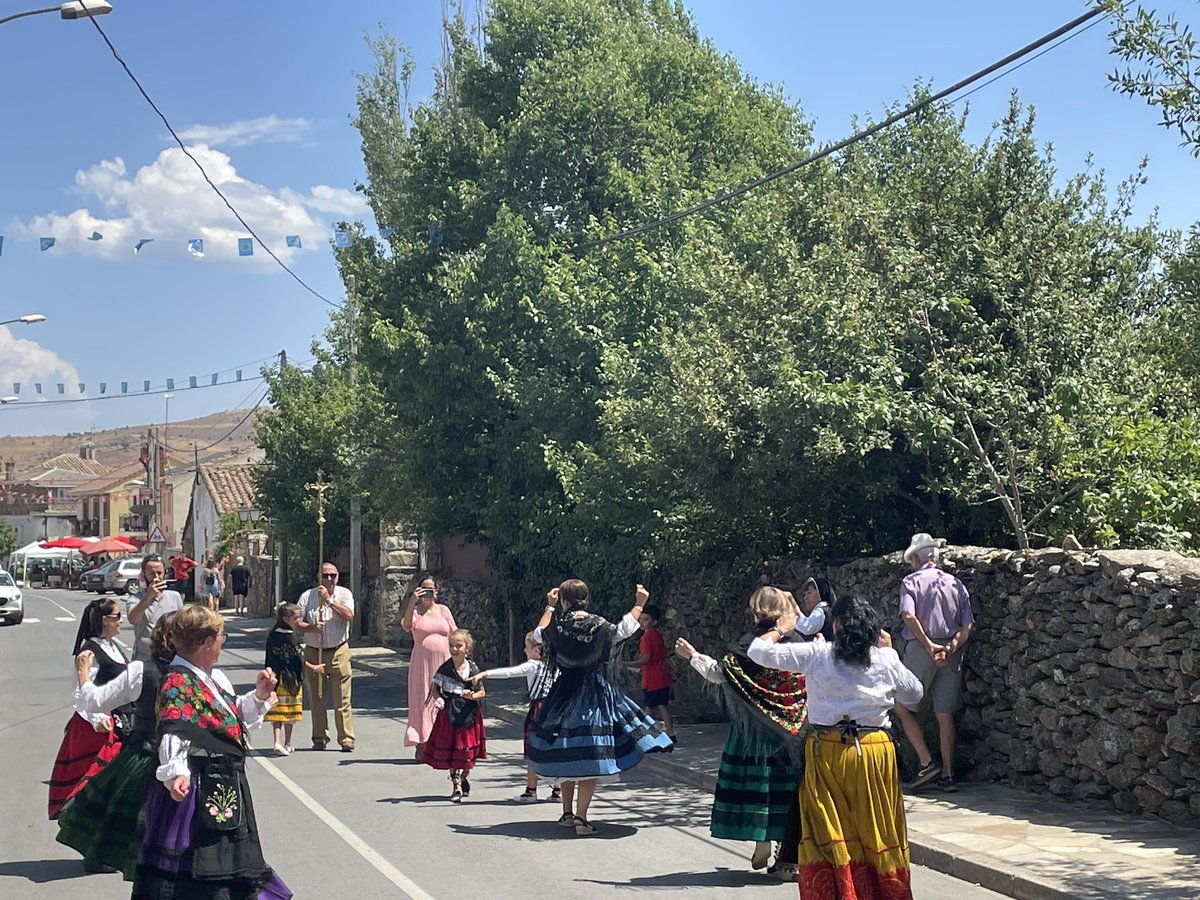 EncarnaRivero's tweet photo. Qué riqueza cultural hay en los pueblos de la Comunidad Madrid!
Hoy en #Gascones junto a su alcalde y sus vecinos en las fiestas patronales en honor de Ntra Sra la Virgen del Rosario.
Misa mayor, procesión, bailes, charanga, aperitivo y refrescos en la plaza, … 
Viva la Patrona! https://t.co/bbMRehFSDf