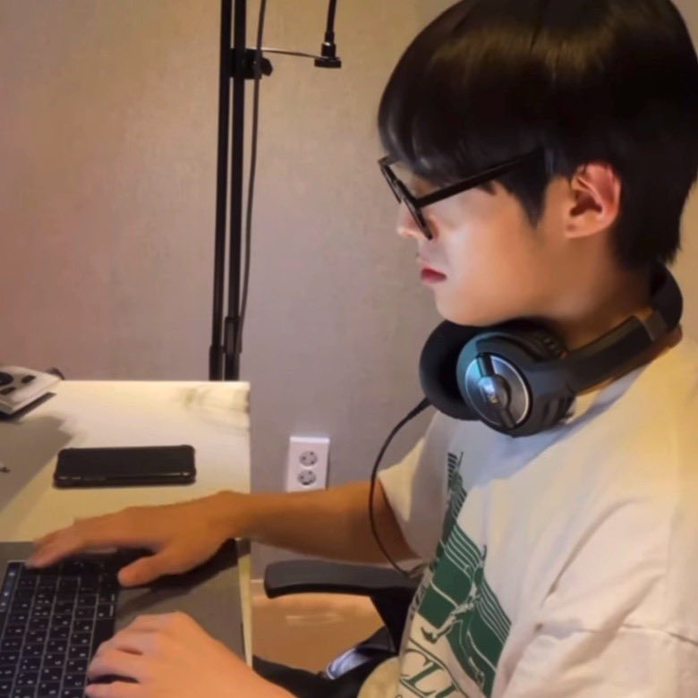 eunsang_pics's tweet photo. boyfriend with glasses https://t.co/p7EmsaB5as
