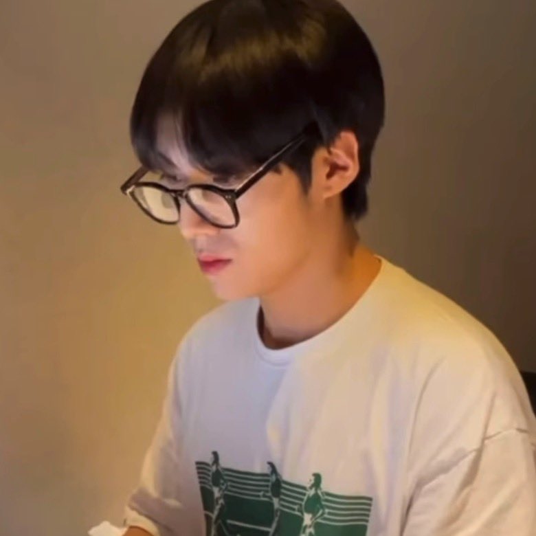 eunsang_pics's tweet photo. boyfriend with glasses https://t.co/p7EmsaB5as