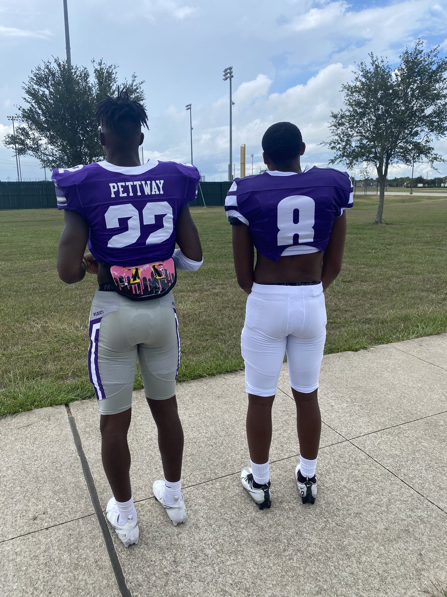 RosharonRealtor's tweet photo. Playing no games my boy going in this year…💪🏾😈💪🏾 

#theangletonway #footballmom #angletonfootball #varsityfootball #brazoriacountyballers #hisbiggestfan https://t.co/ZkIJeo3fSM