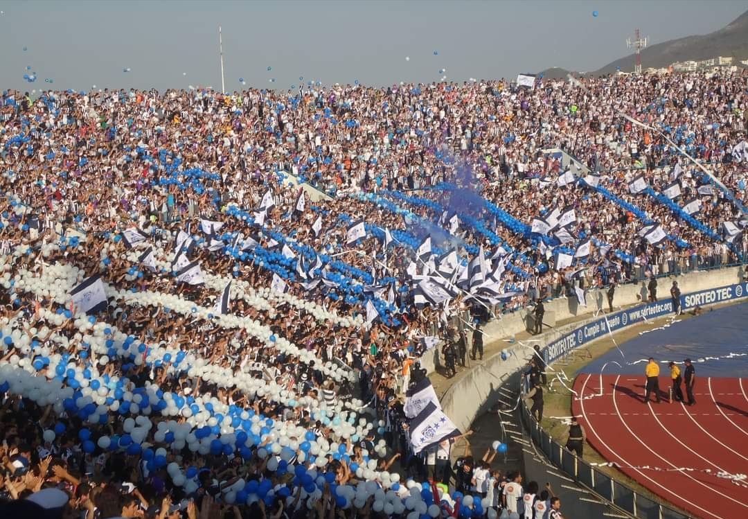 Ganes ó pierdas te vengo a alentar, Rayados eres mi vida, es la alegría de mi corazón, es la adicción de mi vida, Monterrey te vengo a ver y no me importa mas nada, Vamos Vamos Monterrey no le falles a tu hinchada, Yo soy Rayado de la cuna porque lo llevo en el alma..🎶