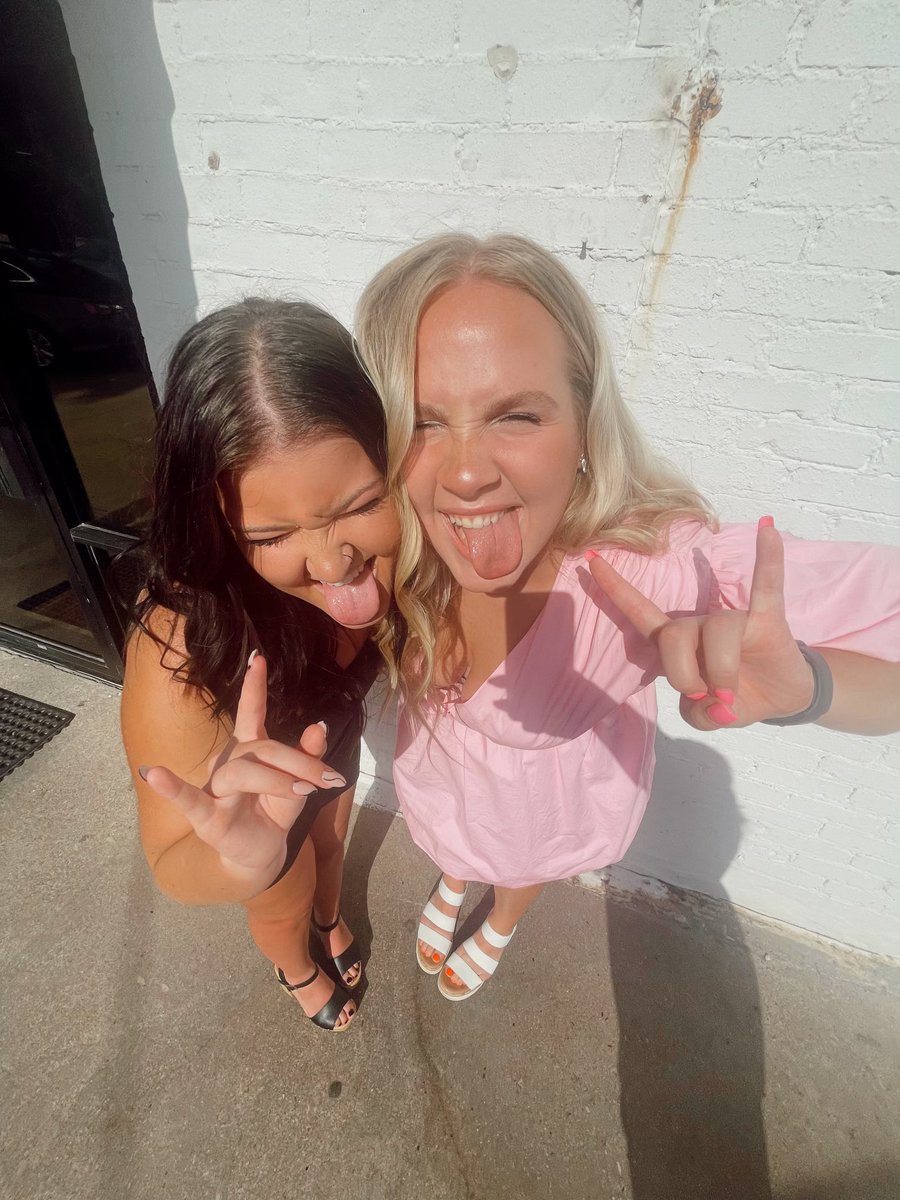 alisonlynnnn's tweet photo. pretty in back… and pink🖤💖 https://t.co/Q7jo0UimxK