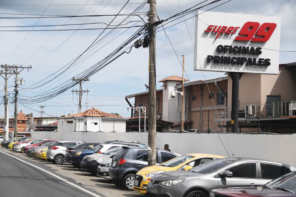 Las aceras de las oficinas principales del Super 99...