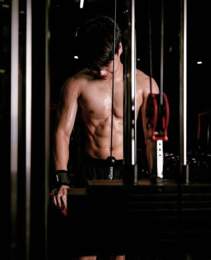 aldcohol's tweet photo. late night gym sesh got me feeling h word. https://t.co/2vM2ZZhogu