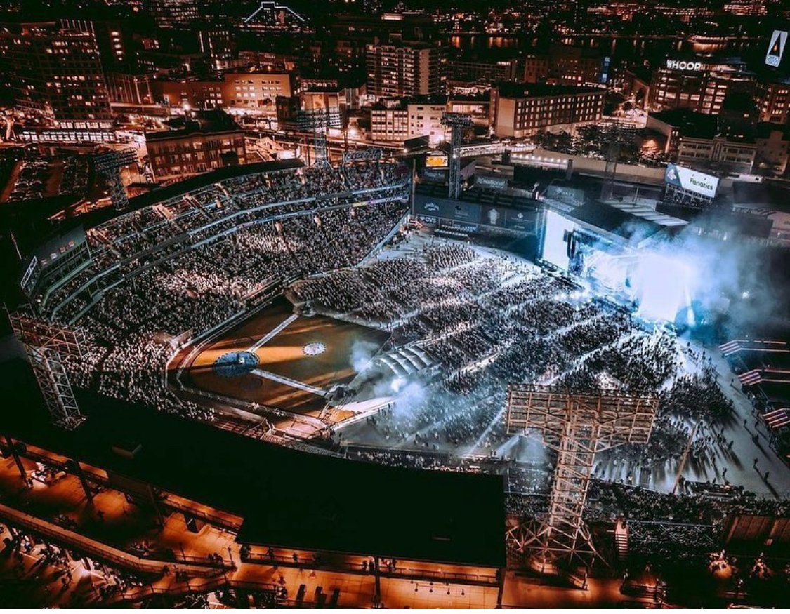 thevinceneil's tweet photo. Fenway last night was awesome!! Tonight do it again! https://t.co/rKLTeHKTd7
