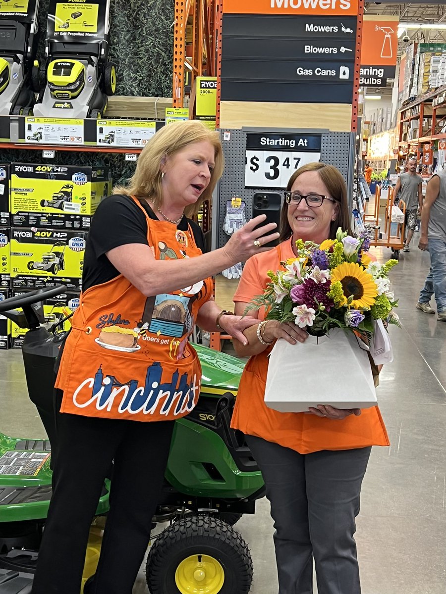 Check Out Leslie’s Beautiful Flowers her husband sent her to celebrate her walk! So Sweet! Leslie, Ypu and your Team, Rocked It! Congratts😊
