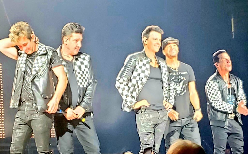 GShark110's tweet photo. This was our Block Head party in San Jose, CA.. Thank you for making our 13 yr old (inner little girl) dreams come true!

We love you all to the moon and back❤️❤️❤️ 
@Blockeads @NKOTB @DonnieWahlberg @dannywood @JonathanRKnight @joeymcintyre @angeleyes102574 @SAPCenter https://t.co/LKxGOiRnWK