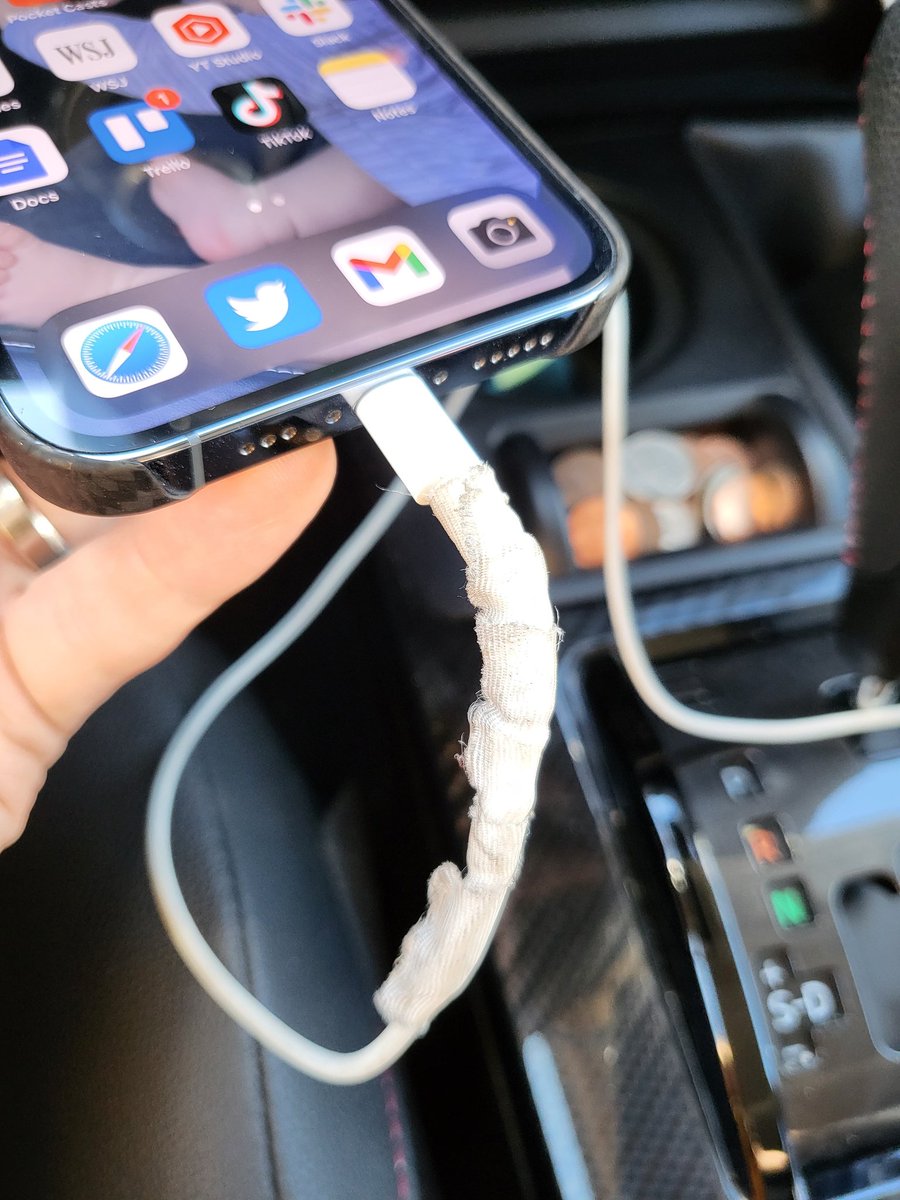austinnotduncan's tweet image. There are two types of people in the world: people who tape their phone cables and liars