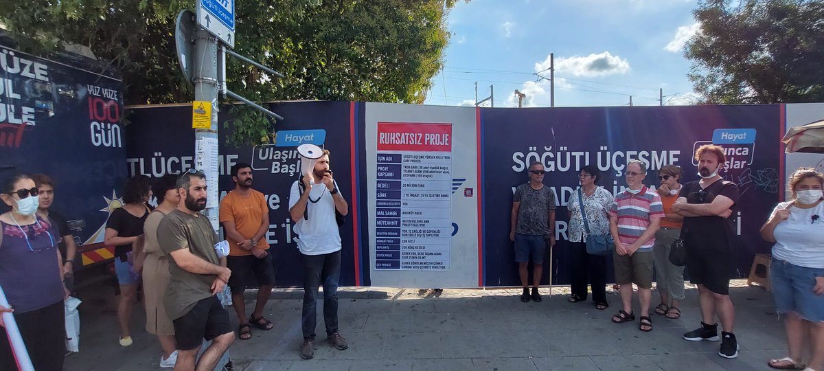 Kadıköy Söğütlüçeşme'de devam eden talan projesine karşı bugün gene sokaktaydık. Bu proje hem halk düşmanı hem de ekosistem düşmanı. 
Tüm kent ve doğa savunucularını geç olmadan mücadeleye katılmaya, bu sürecin parçası olmaya davet ediyoruz. 
#SöğütlüçeşmedeKatliamVar