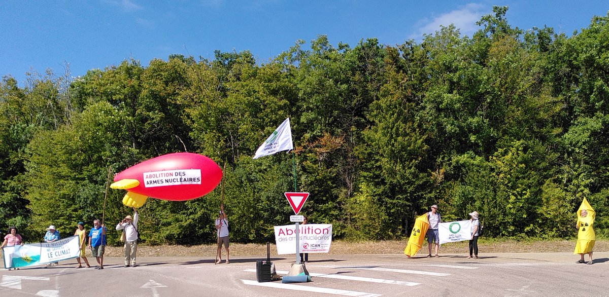 amisdelaterre21's tweet photo. 77 ans après le bombardement atomique d'#Hiroshima, commémorations devant CEA-Valduc ce 6 août.
#Dijon #Valduc #nucleaire @ICAN_France #TIAN #TPNW @nuclearban #SavetheCity @EmmanuelMacron
https://t.co/Qo2yAmJhlM https://t.co/G9t8u6ouBN