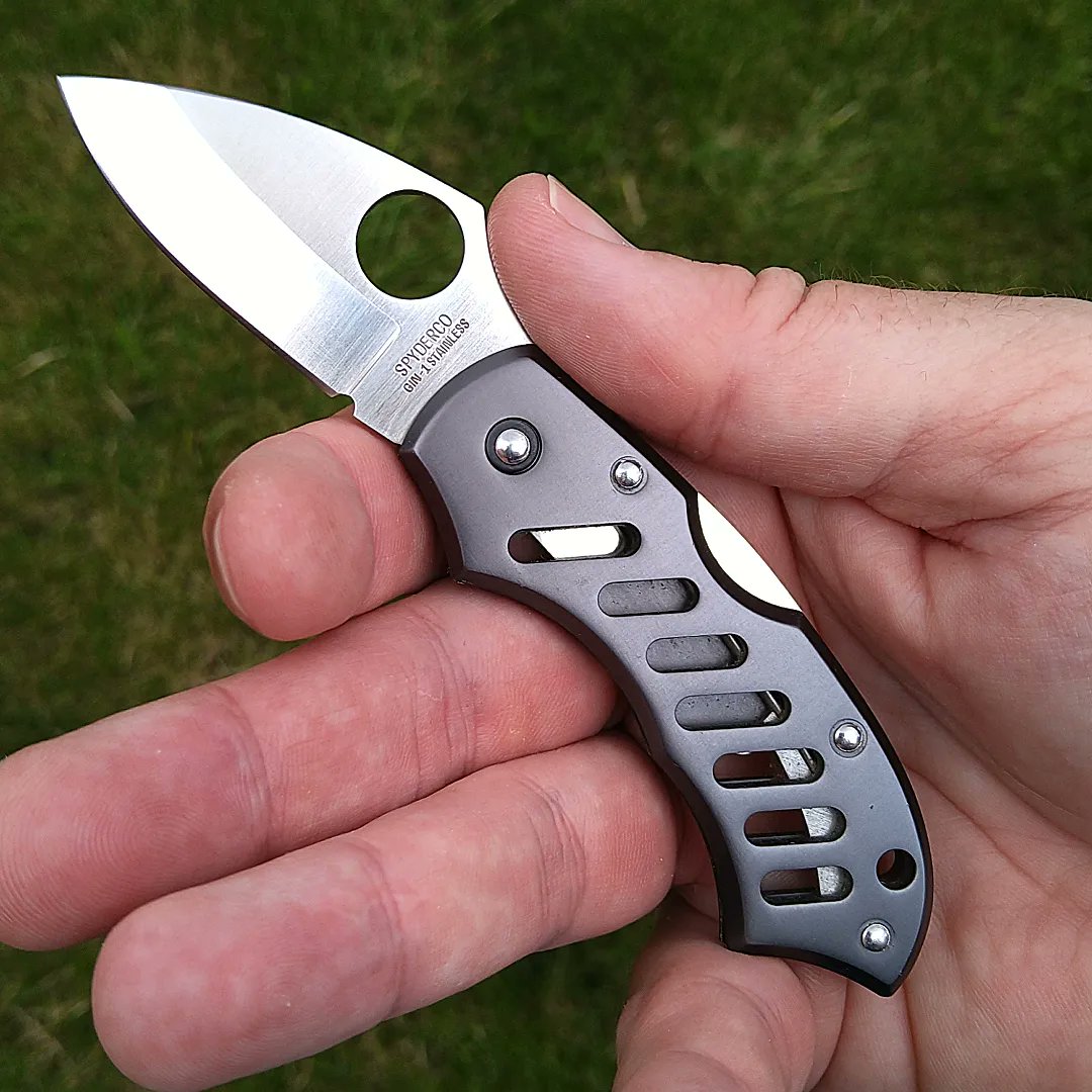 spydercollector's tweet photo. An oldie but a goodie, the #spyderco C62 #navigator with a blue almite handle and #gin1 steel. https://t.co/w0nHgdwSW9