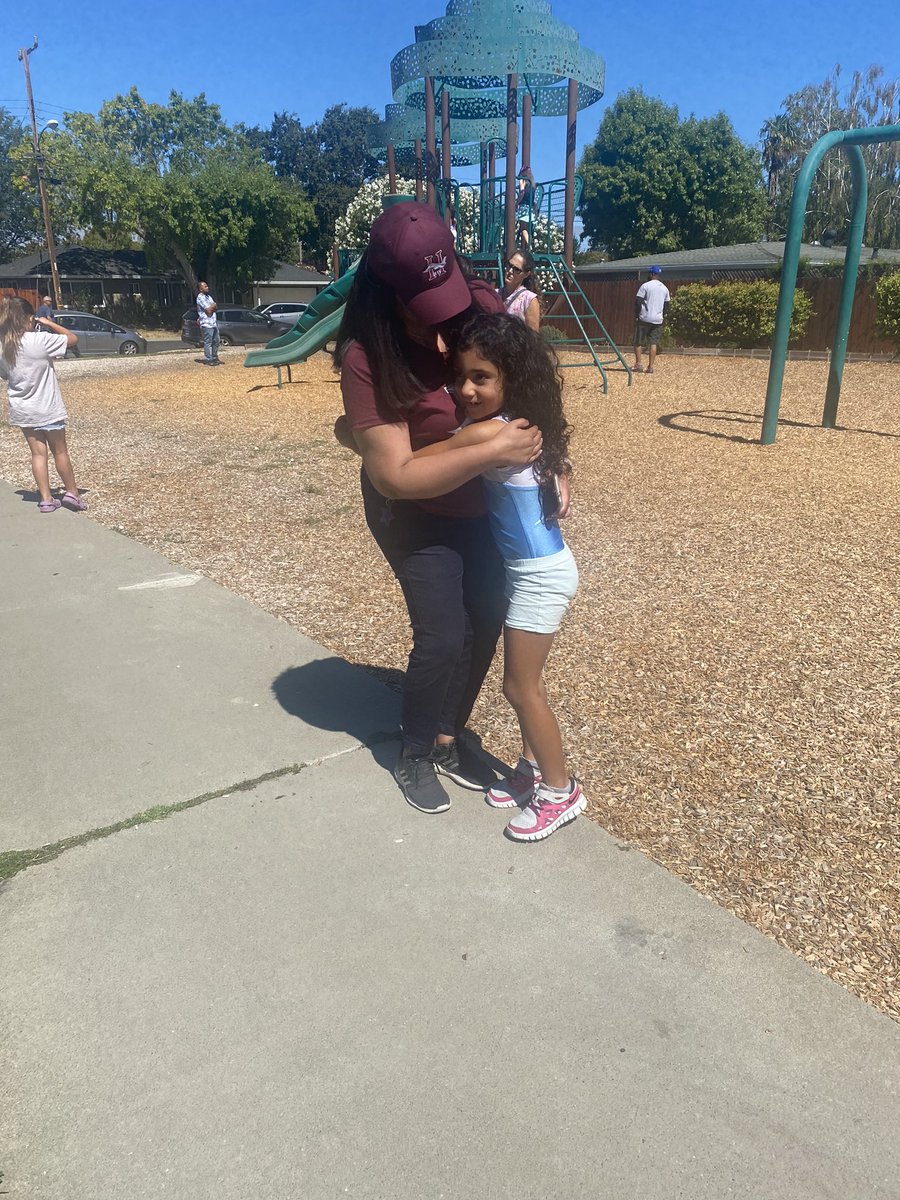 lisamariegr's tweet photo. Our park meet and greet was great! Loved seeing familiar faces�� and my oldest got to meet her principal for the first time y la recibió con un abrazo😊 @HolbrookMDUSD @MtDiabloUSD @sbomobil #Onceajetalwaysajet #HOLAwesome #HOLASeis https://t.co/O6kle44kpT