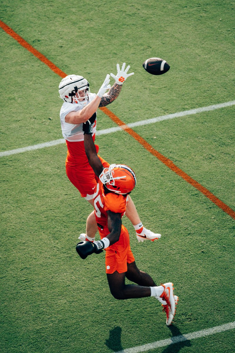 Can’t get over this shot of <a href="/Sage_Ennis/">Sage Ennis</a> from <a href="/ClemsonFB/">Clemson Football</a> 🔥