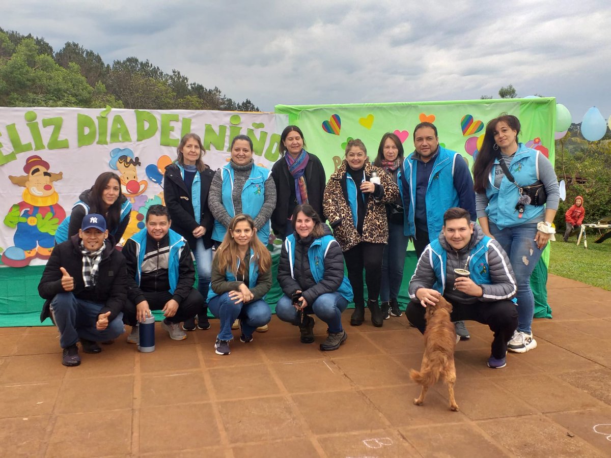 Hoy, junto a familias del B° El Porvenir II; agasajamos a los niños que concurren al merendero Rinconcito de Sonrisas, quienes recibieron sorpresitas, hubo payasos, canciones infantiles, juegos y un sabroso y calentito chocolate con facturas.Siempre cerca y en acción permenente.