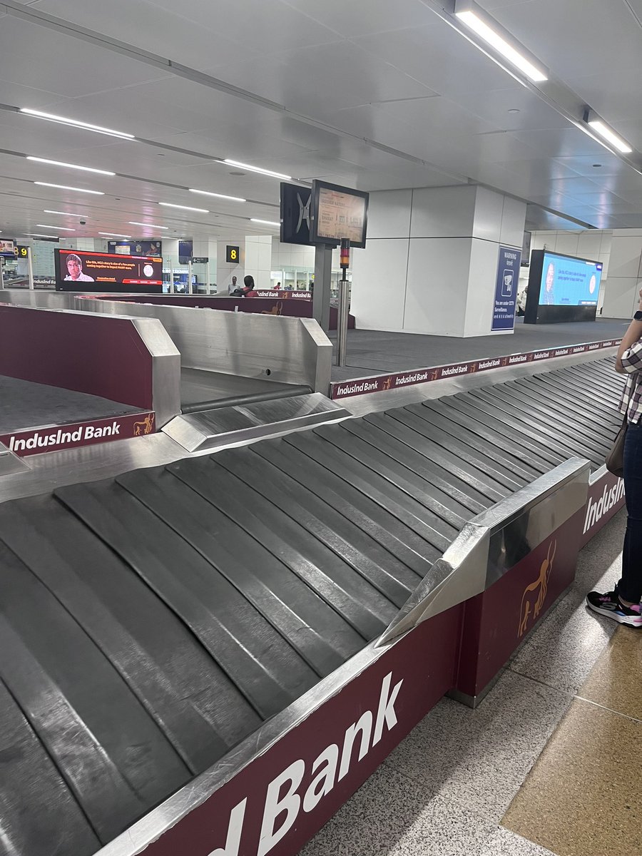 nlasya's tweet photo. 12:31am, no bag on the belt they announced we’d have it on, but at this point why are we surprised? @flyspicejet #DontFlySpiceJet https://t.co/jWGBCMO1WX