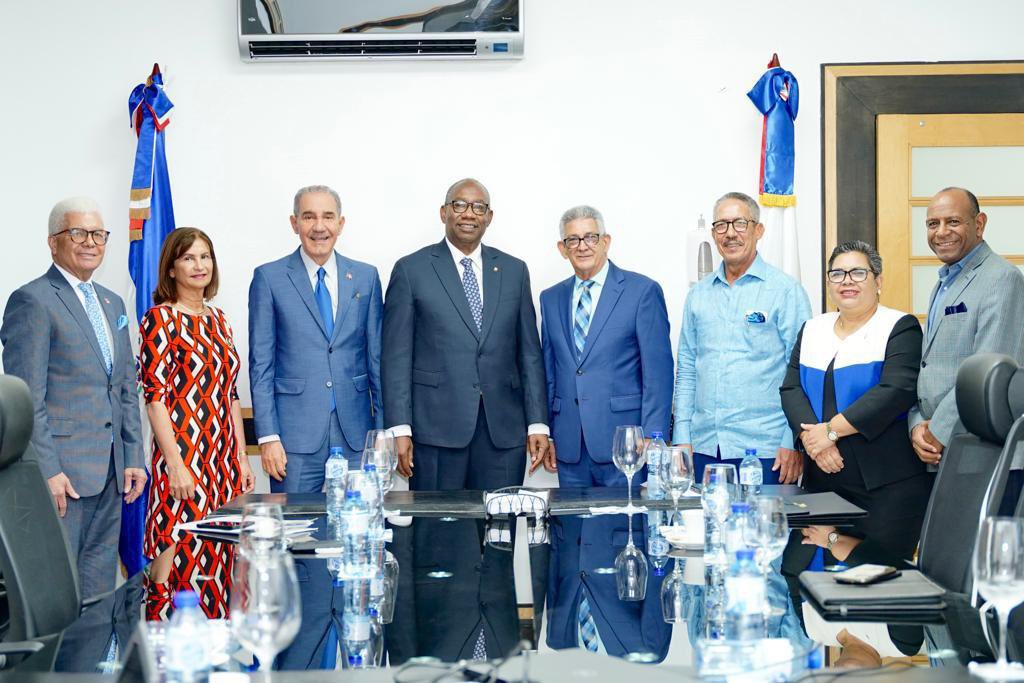 SosaUasd's tweet photo. Visita de cortesía al despacho del Dir. @DIGEPRESRD, José Rijo, en compañía del Rector de la UASD @editrudis_beltran ministro @MESCYTRD, Franklin García, el vicerrector administrativo, Ramón Desangles, la tesorera UASD, Edita Rodríguez, entre otros https://t.co/6rdEHkNwe5