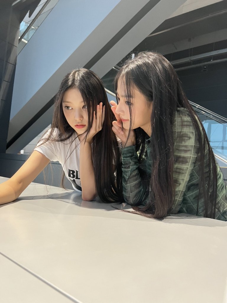 haerin_newjs's tweet image. Haerin with precious leader 💜💜

#HAERIN #MINJI #NewJeans_MINJI #NewJeans_HAERIN