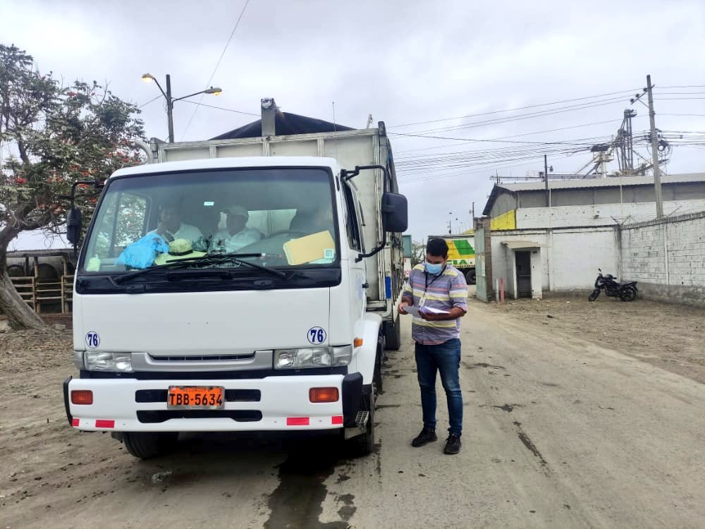 AgrocalidadZ5's tweet photo. #Guayas | Realizamos supervisión y control de bienestar animal en feria comercial, con el objetivo de verificar el buen trato a los animales como el buen trato y alimentación, en el cantón Balzar. #AgrocalidadEnCampo https://t.co/FG9jV7kfeW