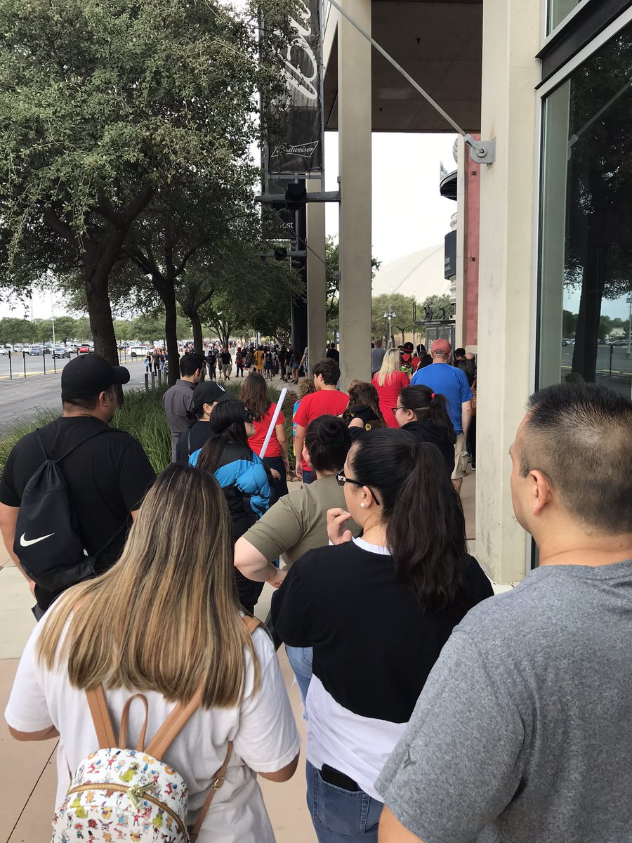 UBDooku's tweet photo. @CelebFanFest in line earlier, moved really quickly https://t.co/2z9tSTVhS5