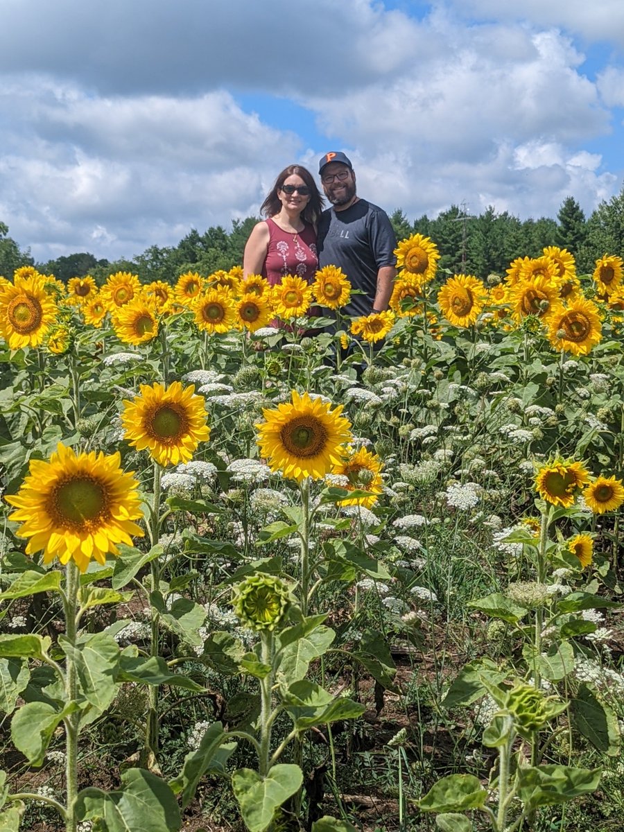 CanadianGirl_82's tweet photo. @jcurtis7ac @LFPress @MikeatLFPress @stegh_cares Thank you Jay! We had a great time remembering my dad, who passed from cancer in 2019, in your sunflower field today. ❤️ #sunflowerpower https://t.co/QP2qNmwcDE