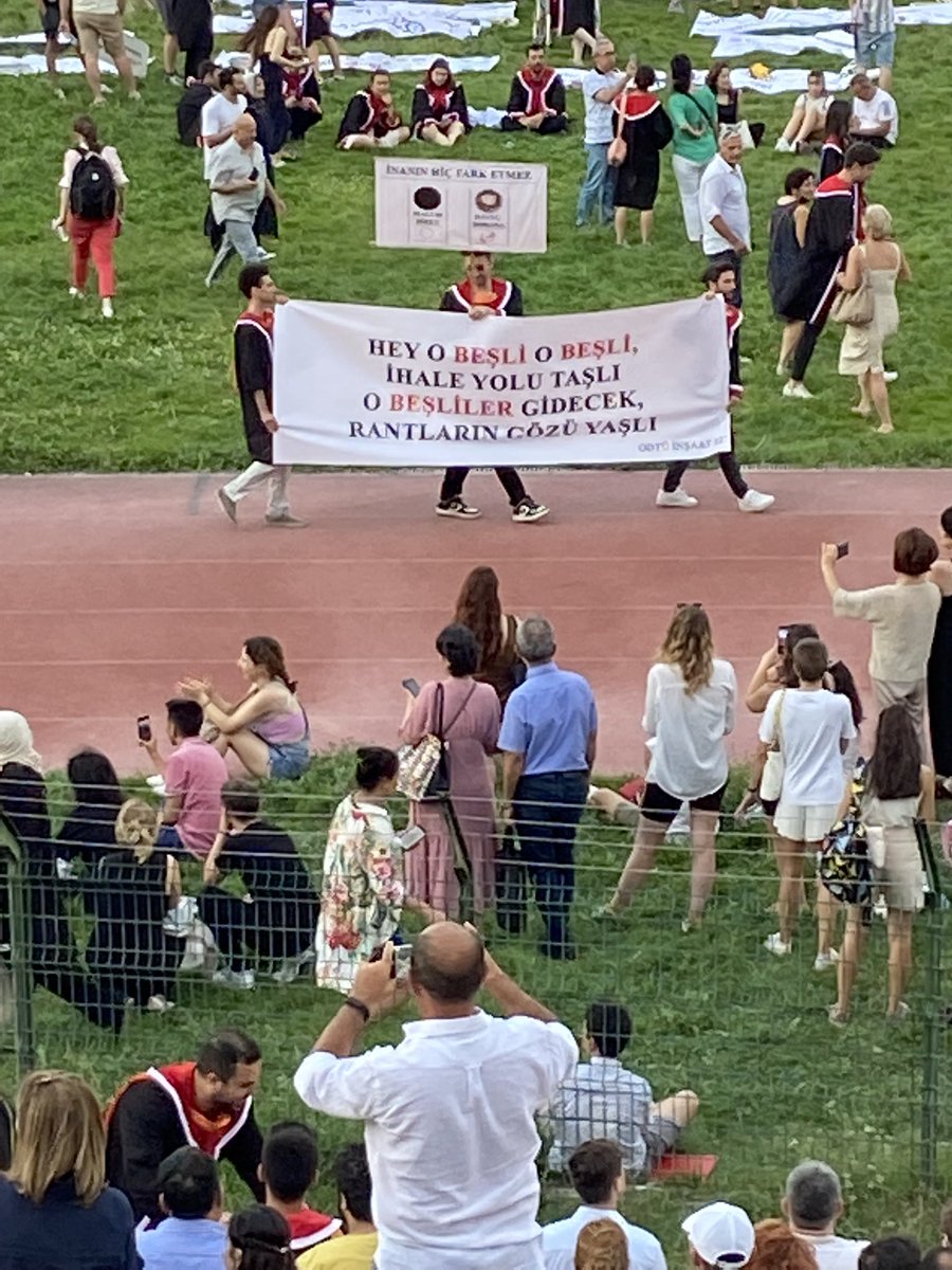 canitti's tweet photo. Hey o Beşli o Beşli
İhale yolu taşlı
O Beşliler gidecek
Rantların gözü yaşlı https://t.co/mtHiX3tiQS