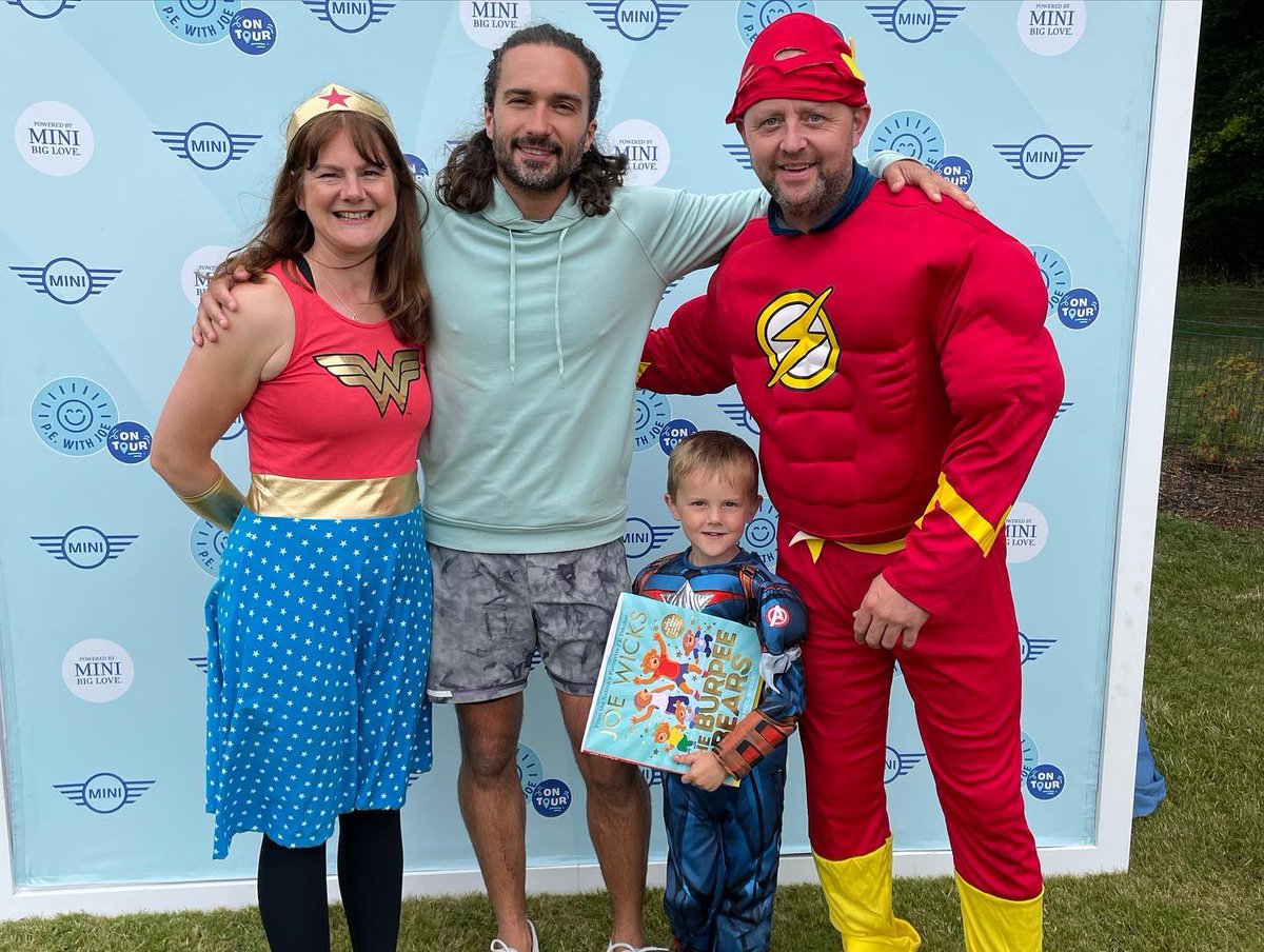 clarigan's tweet photo. Fantastic morning at Scone Palace meeting @thebodycoach Joe Wicks. Great workout, fantastic tunes, amazing atmosphere. All the hard work Joe does, getting the nation moving through lockdown and beyond is inspiring! #PEWithJoeOnTour #workoutmotivation #exercisethemindandbody https://t.co/uH69y8YuAH