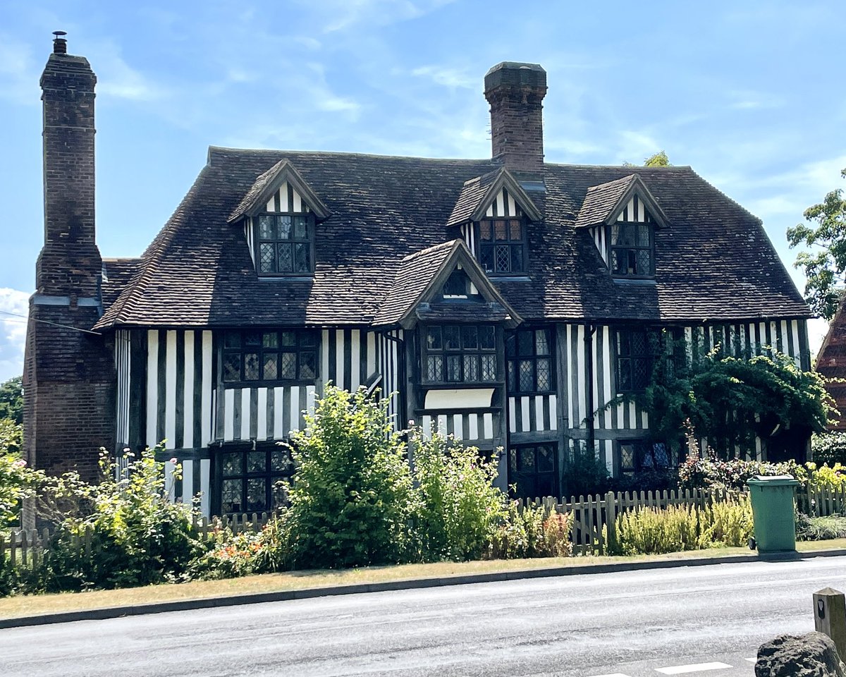 BerkeleySqB's tweet photo. Apple and pear orchards, hops and Tudor buildings on our 18km hike in Kent today (E) ☀️🍎🍐 #englishsummer #visitkent #weekendhikes #englishcountryside #weekendsunshine https://t.co/wcPqnjVqMu