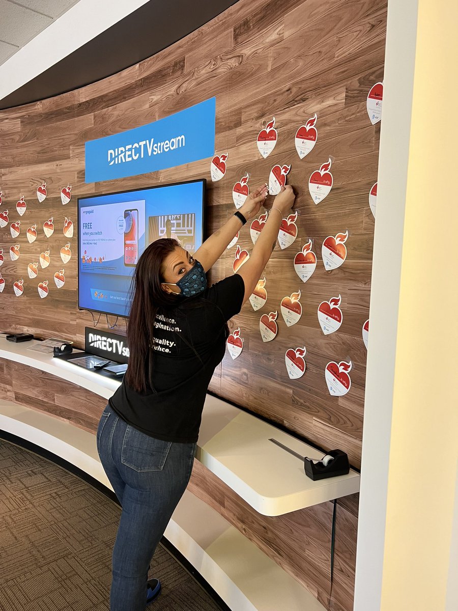 anthonydomonick's tweet photo. @tonibraxton44 helping out in Countryside! Every little bit and the support always helps @DanielaCarla00 @jrluna11 @One_FLA @theeastregion #WinningTheWeekend #OneFlaHeartsAHA #LifeAtAtt @TiffanyKramer07 https://t.co/NWBeXYQ1KI
